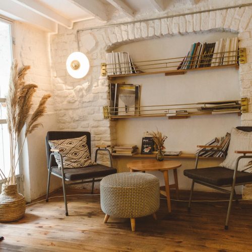 Foto de Emre Can Acer: https://www.pexels.com/es-es/foto/mesa-redonda-de-madera-marron-entre-dos-sillas-y-una-silla-otomana-2079246/