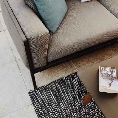 Foto de Iva Prime: https://www.pexels.com/es-es/foto/libro-blanco-y-marron-sobre-la-mesa-junto-al-sofa-2052939/